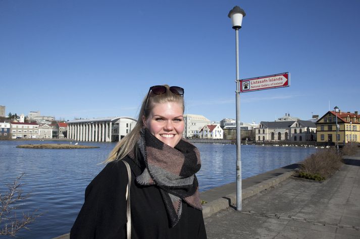 María stundar mastersnám í London, semur og syngur en kom heim til að vera viðstödd frumflutning Guðnýjarljóða.  