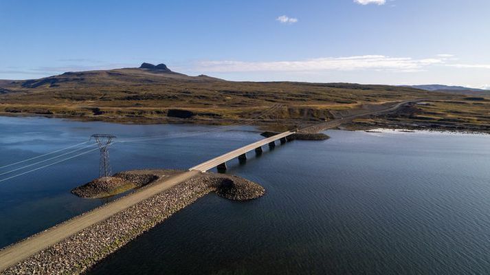 Nýja brúin yfir Þorskafjörð var opnuð umferð fyrir einu ári. Lokaáfanginn í endurnýjun Vestfjarðavegar um Gufudalssveit, smíði samskonar brúa yfir Gufufjörð og Djúpafjörð, bíður útboðs.