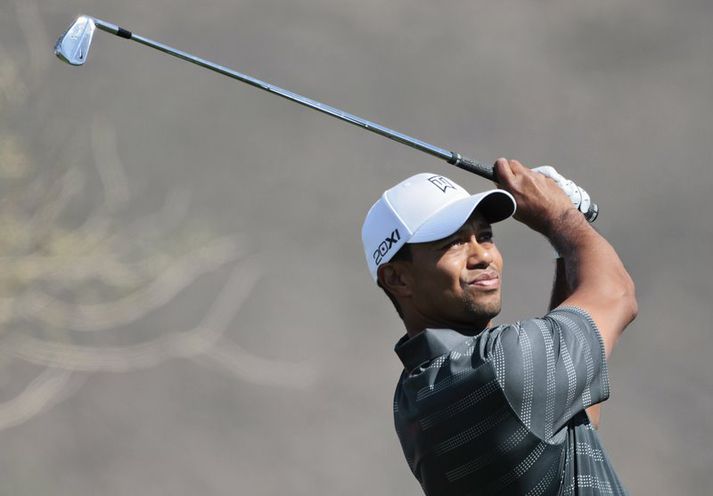 Bandaríski kylfingurinn Tiger Woods, sem þrívegis hefur sigrað á heimsmótinu í holukeppni, féll úr leik í gær með því að tapa fyrir landa sínum Nick Watney