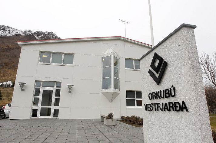 Árni Brynjólfsson bóndi og stjórnarmaður í Orkubúi Vestfjarða segir sig úr stjórn Orkubúsins þótt hann segist vanur fjósalykt. Aðrir stjórnarmenn tengjast allir Sjálfstæðisflokknum.