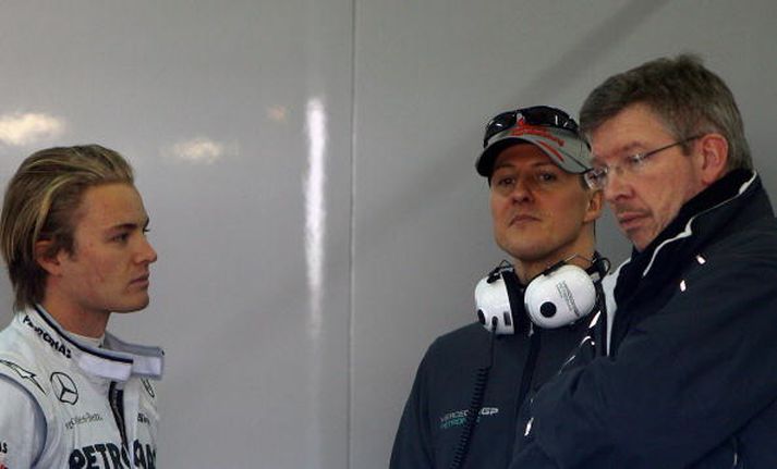 Nico Rosberg, Michael Schumacher og Ross Brawn eru trúlega ekki sérlega ánægðir með stöðu mála hjá Mercedes, en vinna að endurbótum á bílnum með liðsmönnum sínum.