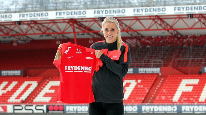 Svava Rós Guðmundsdóttir með Brann-treyjuna sem hún mun klæðast á komandi leiktíð.