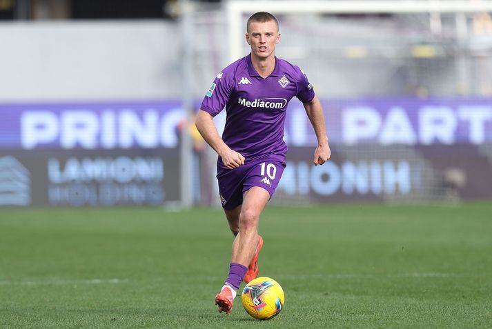 Albert Guðmundsson kom Fiorentina í 2-0 á móti Genoa í dag.