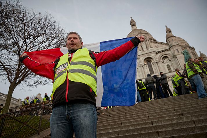 Mótmælendur komu sér fyrir í tröppunum fyrir neðan Sacré-Cæur kirkjuna í Montmartre hverfinu í dag.