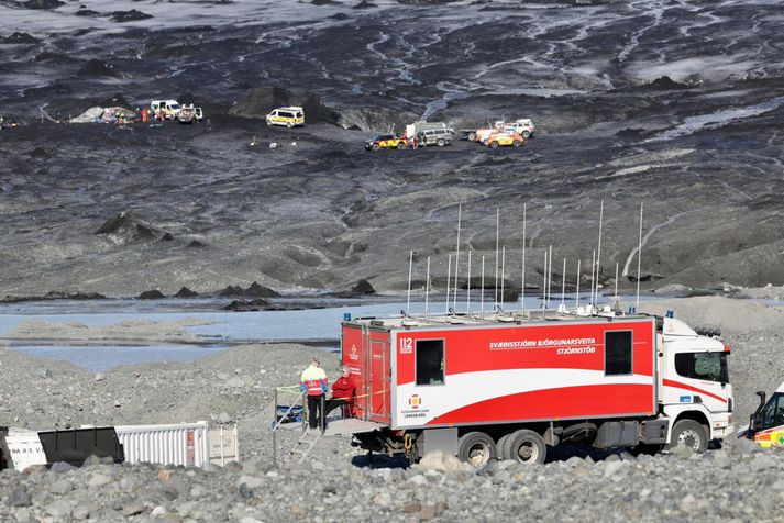 Fjöldi björgunarsveitarmanna leitaði að ferðamönnum undir ís í Breiðamerkurjökli. Það þurfti rannsókn lögreglu og leit í hátt i sólarhring til að leiða í ljós að tölur ferðaþjónustufyrirtækis um fjölda í ferðinni væru rangar.