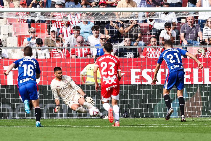 Paulo Gazzaniga ver vítaspyrnu Anders Herrera.