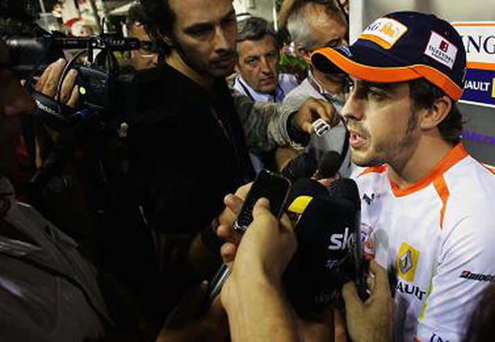 Fernando Alonso svarar atgangshörðum blaðamönnum í Singapúr.