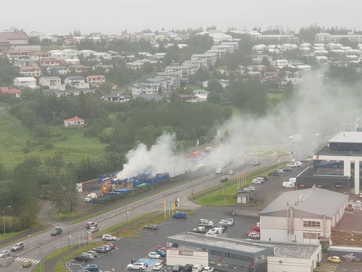 Reykinn bar frá pressugámi sem smávægilegur eldur logaði í.