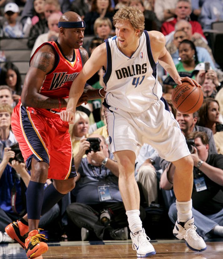 Dirk Nowitzky og Al Harrington í leiknum í nótt.