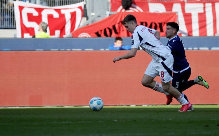 Ísak Bergmann Jóhannesson á ferðinni í leiknum við Karlsruhe í dag.