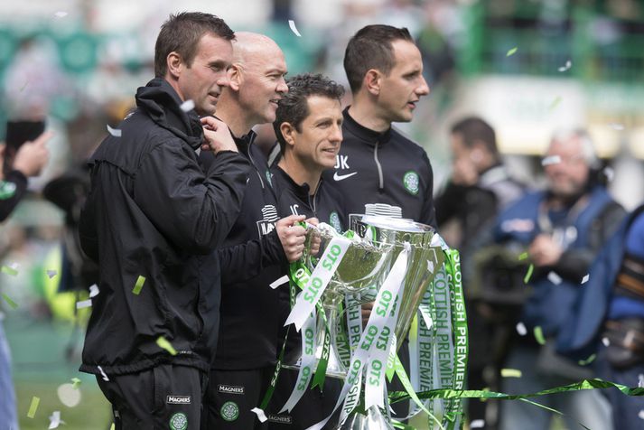 John Kennedy yst á myndinni að fagna Skotlandsmeistaratitlinum með Ronny Deila og þjálfaraliði Celtic.