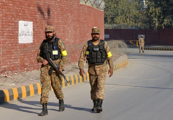 Árásin er ein sú mannskæðasta í landinu frá því að öryggisgæsla var hert í landinu eftir blóðbaðið í skólanum í Peshawar fyrir rúmu ári.