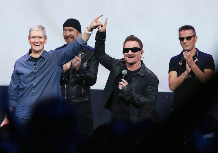 Tim Cook, framkvæmdastjóri Apple, og U2 á kynningunni.