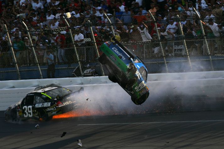 Carl Edwards kastaðist á varnargirðingu á Talladega brautinni í gær.