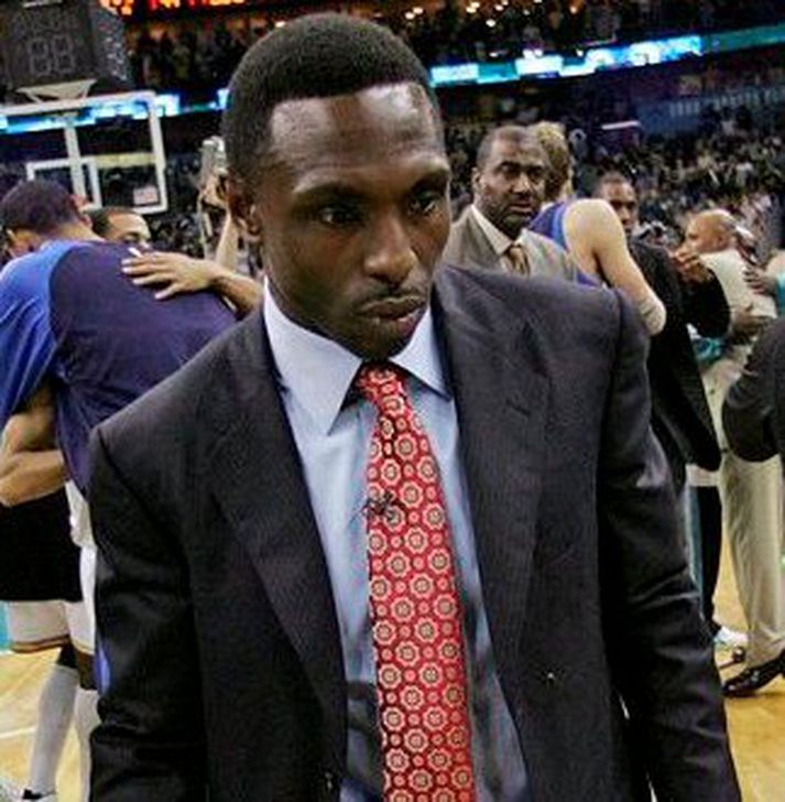 Avery Johnson gengur niðurlútur af  velli eftir að lið hans tapaði fyrir New Orleans í nótt. Dallas tapaði einvíginu 4-1.