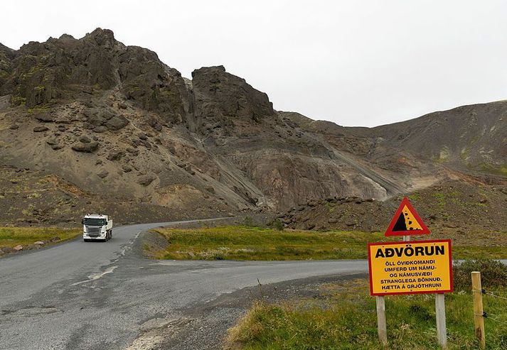 Umferð er beint um Hvammsveg meðfram Ingólfsfjalli meðan unnið er að hreinsun.