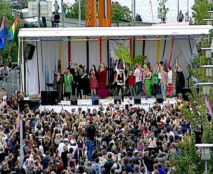 gay pride það var hýrt yfir mannskapnum á Ingólfstorgi á Laugardaginn þar sem hver listamaðurinn á fætur öðrum tróð upp við mikinn fögnuð.