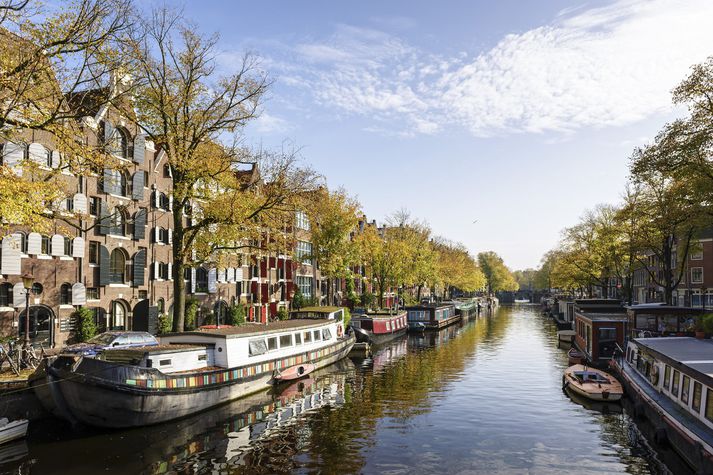 Í Amsterdam eru 165 síki og samanlögð lengd þeirra er yfir 100 kílómetrar. Á þeim eru um 2.500 húsbátar. Hluti síkjanna í miðborginni hafa verið á heimsminjaskrá UNESCO síðan 2010.