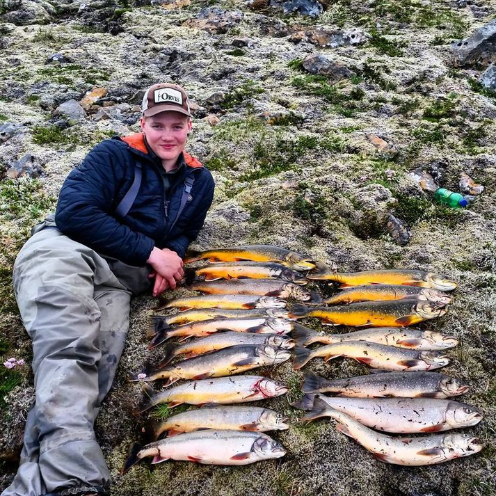 Þorsteinn Stefánsson með fallegar bleikjur úr vatni á vesturlandi þar sem hann veiddi í fyrradag