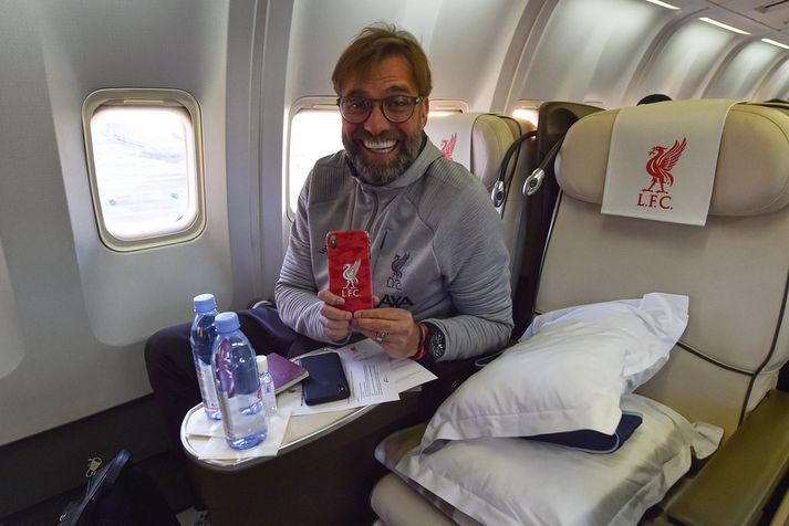 Jürgen Klopp vill fá nokkra af ungu leikmönnunum til Katar í kvöld. Hér sést hann sjálfur í flugvélinni sem fór með aðallið Liverpool á HM félagsliða í Katar.