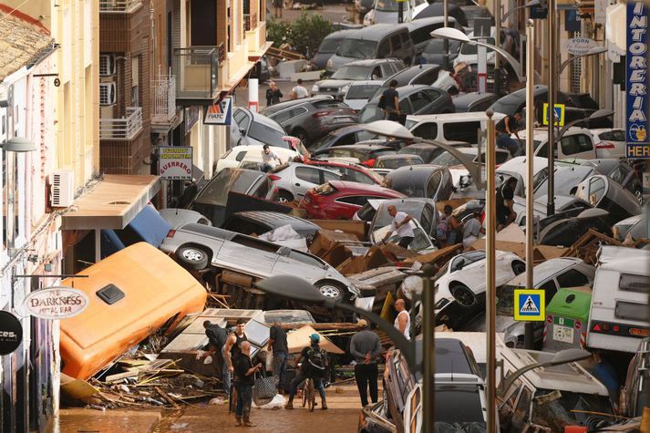 Bílahrúga eftir flóðin í Sedaví hverfinu í Valencia á Spáni.