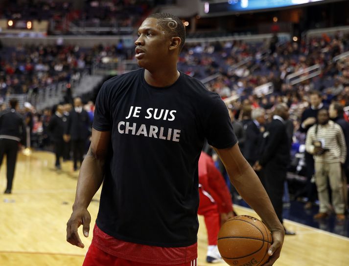 Franski miðherjinn hjá Wizards Kevin Seraphin sýnir löndum sínum stuðning