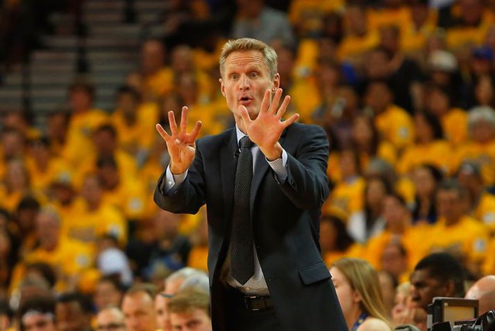 Kerr vann NBA-meistaratitilinn á sínu fyrsta tímabili í þjálfun og sló met Chicago Bulls á því næsta.