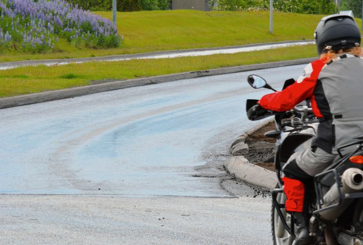 Bifhjólafólk hefur áhyggjur af tíðum bikblæðingum á vegum landsins. 