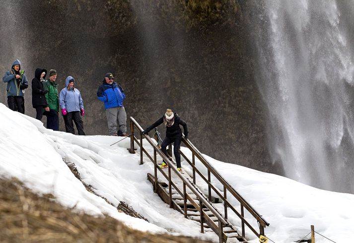 Fólk er beðið um að virða lokanir.