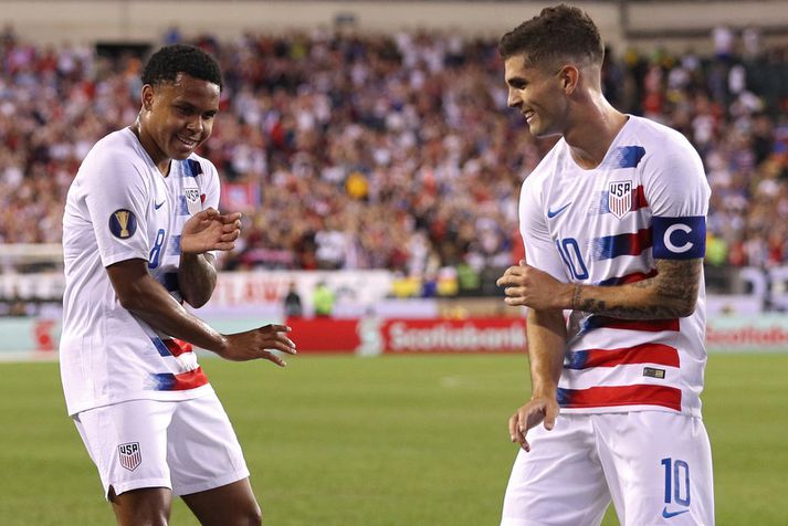 Weston Mckennie og Christian Pulisic fagna sigurmarkinu í nótt.