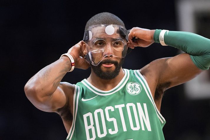 Kyrie Irving var vopnaður andlitsgrímu í leiknum gegn Brooklyn í nótt.