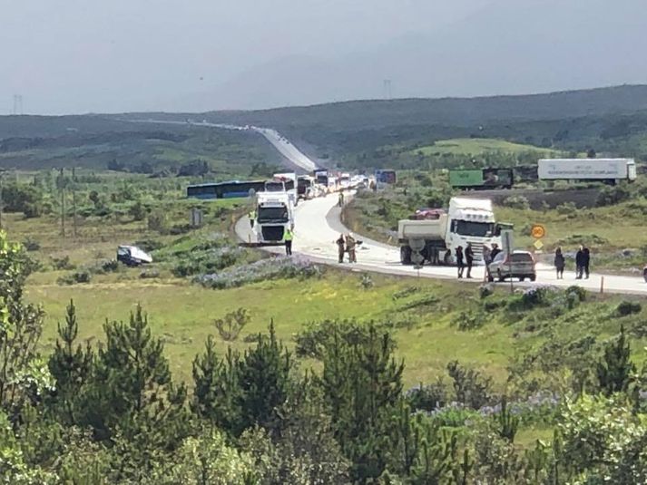 Slysið varð á Suðurlandsvegi við Hólmsá, skammt frá Rauðhólum, skömmu fyrir tólf í dag.