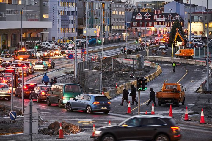 Frá Geirsgötu. Sem stendur fer öll umferð um vegakaflann hægra megin á myndinni þar sem gamli vegakaflinn er hluti af byggingasvæðinu.