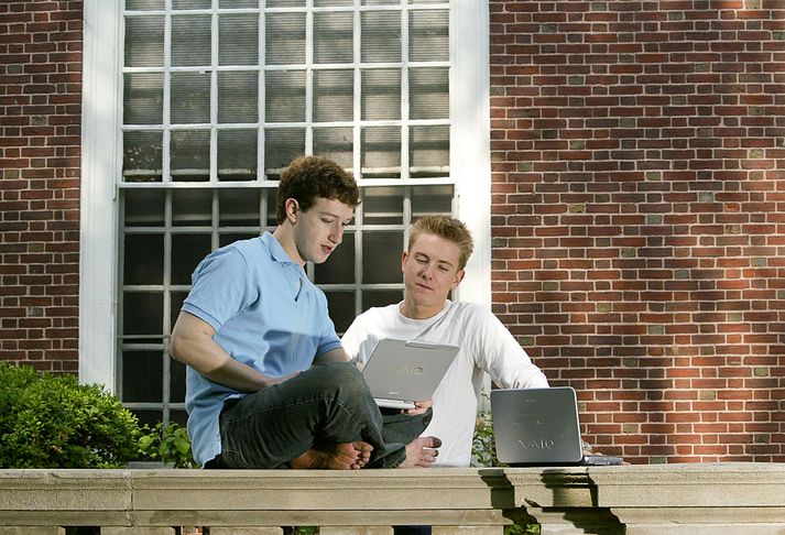 Mark Zuckerberg og Chris Hughes á háskólasvæði Harvard í árdaga Facebook.