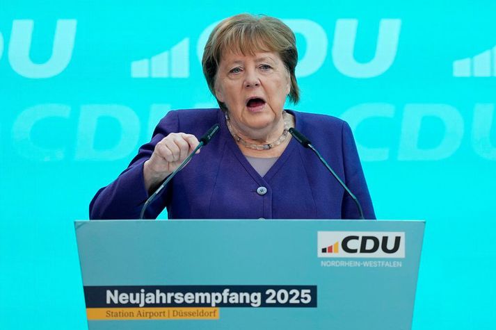 Angela Merkel, fyrrverandi kanslari Þýskalands, er ekki sátt við arftaka sinn í foyrstu Kristilegra demókrata.