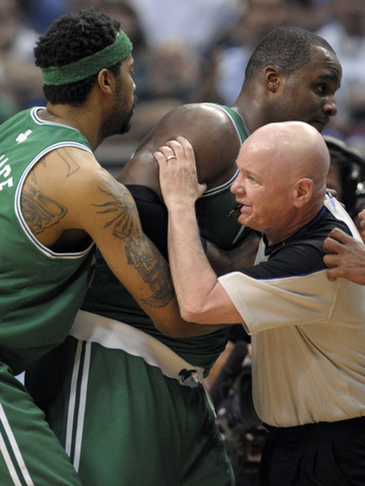 Rasheed Wallace hjálpar hér Glen Davis eftir höfuðhöggið sem hann fékk í síðasta leik.