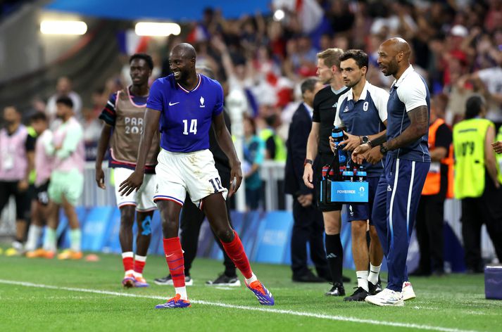 Jean-Philippe Mateta fagnar öðru marki sínu með þjálfara franska liðsins, Thierry Henry. 