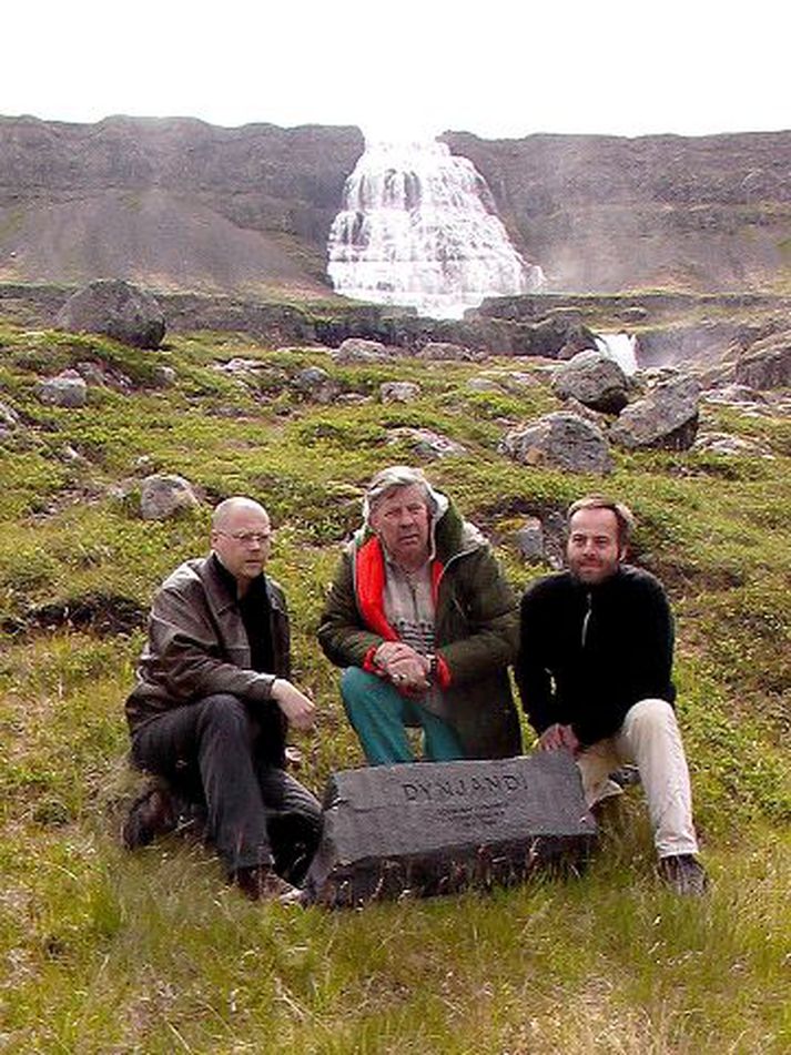 Félagarnir komnir að Dynjanda. Þar hefur Jón Kr. komið fyrir minnisvarða.