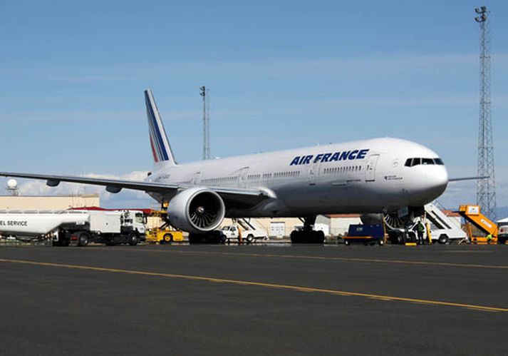 Boeing 777-300 breiðþota Air France á Keflavíkurflugvelli í dag.