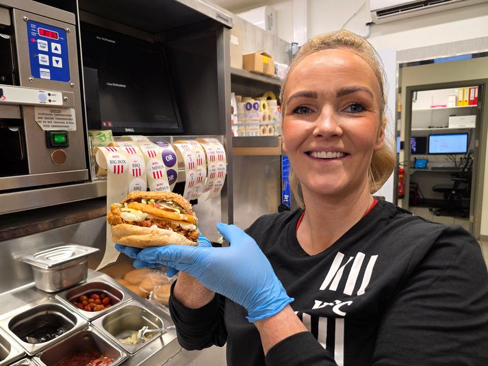 Sandra Ósk Pálmadóttir veitingastjóri KFC á Selfossi með hamborgarann sinn, þynnkuborgarann, sem skilaði henni í annað sæti í keppni KFC á heimsvísu nýlega um besta hamborgara veitingakeðjunnar.