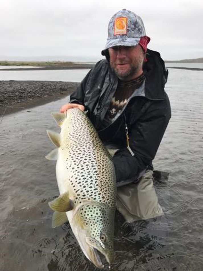 Nils Folmer með 10.5 kg urriðann sem hann fékk í gær.