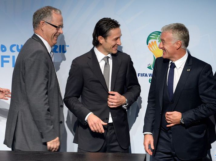 Niko Kovac, fyrir miðju, ásamt Lars Lagerbäck og Didier Deschamps, þjálfara Frakka, við dráttinn í umspilið á mánudaginn.