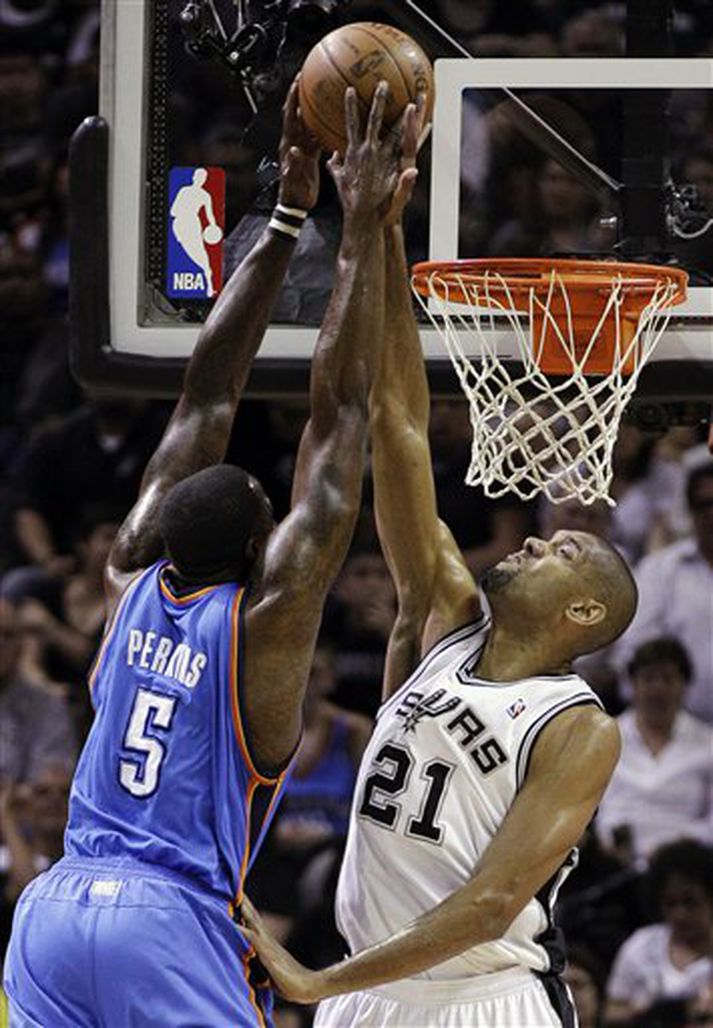 Kendrick Perkins  miðherji Oklahoma reynir að troða boltanum í körfuna en Tim Duncan er til varnar.