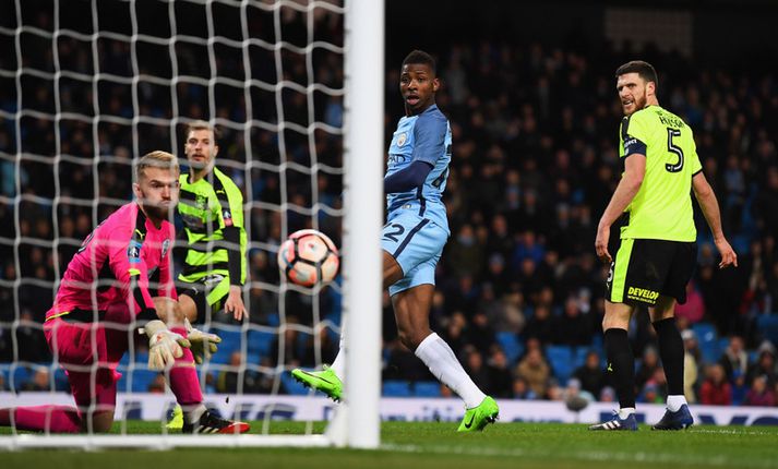 Kelechi Iheanacho skorar gegn Huddersfield í kvöld.