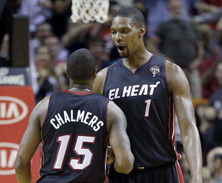 Chris Bosh og Mario Chalmers í leiknum í nótt.