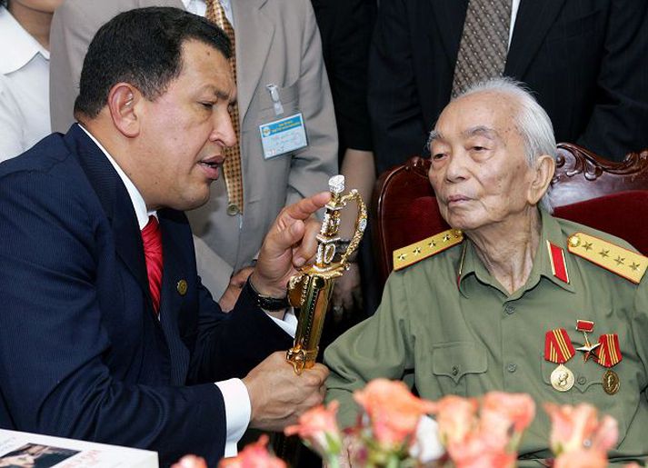 Hugo Chavez Forseti Venesúela, t.v., sýnir víetnömskum hermanni gamalt sverð.
Fréttablaðið/ap