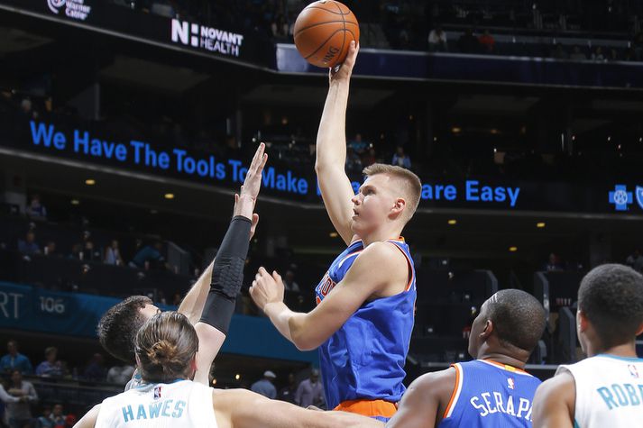 Stuðningsmenn Knicks trylltust af reiði þegar Porzingis var valinn en hann fer vel af stað.