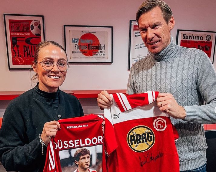 Sif Atladóttir og Benno Beiroth með treyjurnar tvær. Það var einmitt Benno Beiroth sem fékk Atla til að koma til Fortuna Düsseldorf á sínum tíma.