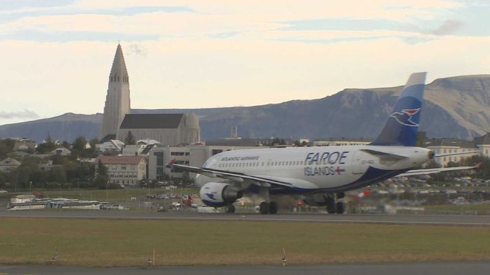 Færeyska Airbus A319-þotan Ingálvur av Reyni að aka í flugtaksstöðu í Reykjavík sumarið 2018.