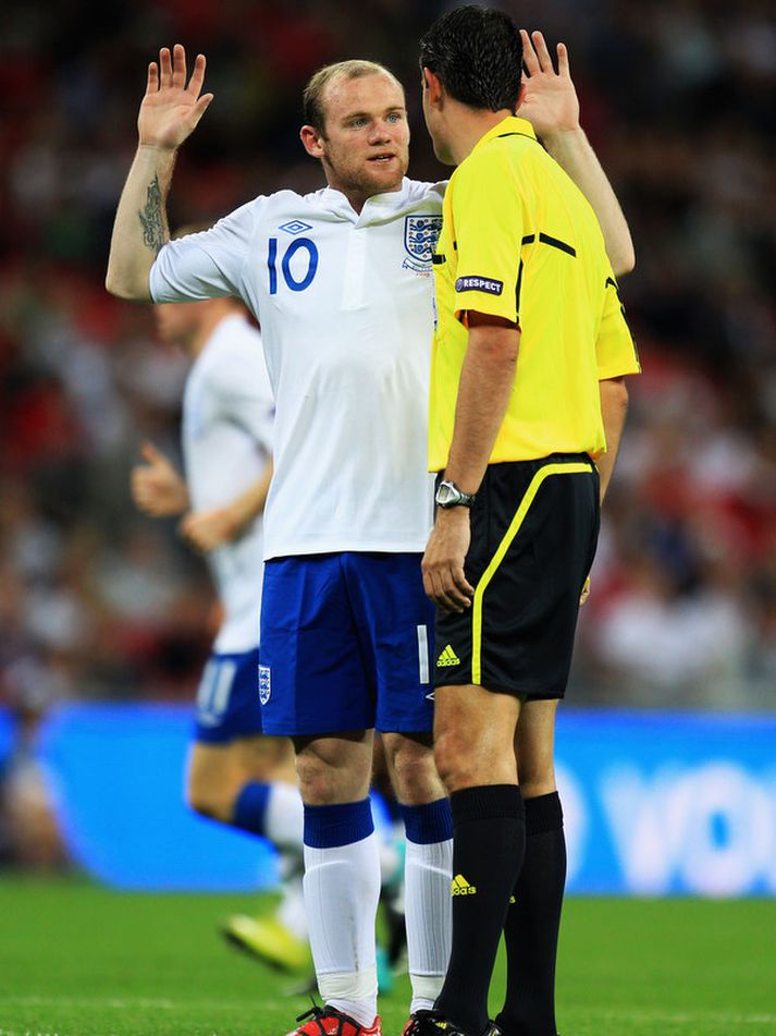 Viktor Kassai ræðir við Wayne Rooney í landsleik Englendinga og Búlgara í september.